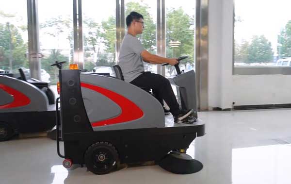 揚子S6電動(dòng)掃地車(chē)