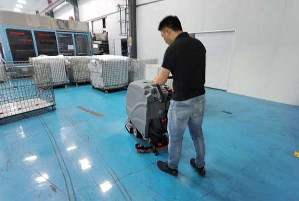 機械工廠(chǎng)如何正確選購洗地機
